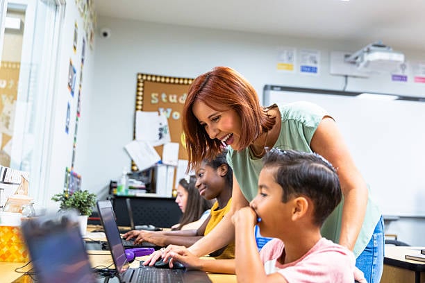 elementary-students-learning-in-the-computer-lab-with-their-teacher